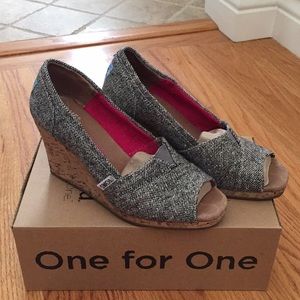 Tom’s Silver Karsen Wedge, size 6